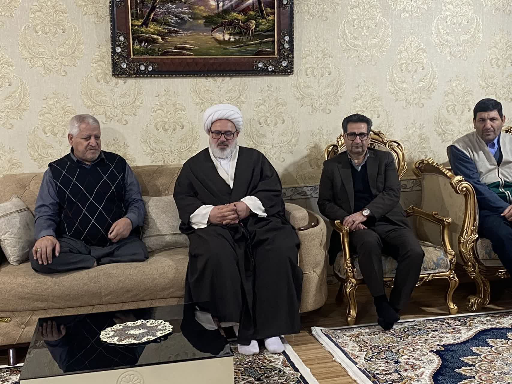 فرماندار ویژه میاندوآب به مناسبت گرامیداشت سالروز میلاد باسعادت حضرت ابوالفضل العباس(ع) و روز جانبازبا حضور در منزل جانباز سرافراز ( خسرو الستی)  از صبر و بردباری خانواده معظم این بزرگوار تجلیل کرد.