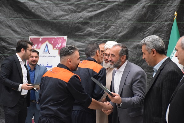 به مناسبت گرامیداشت هفته جهانی کار و کارگر طی مراسمی با حضور مسئولان شهرستان میاندوآب از کارگران گروه صنعتی آسایش آذربایجان تجلیل شد