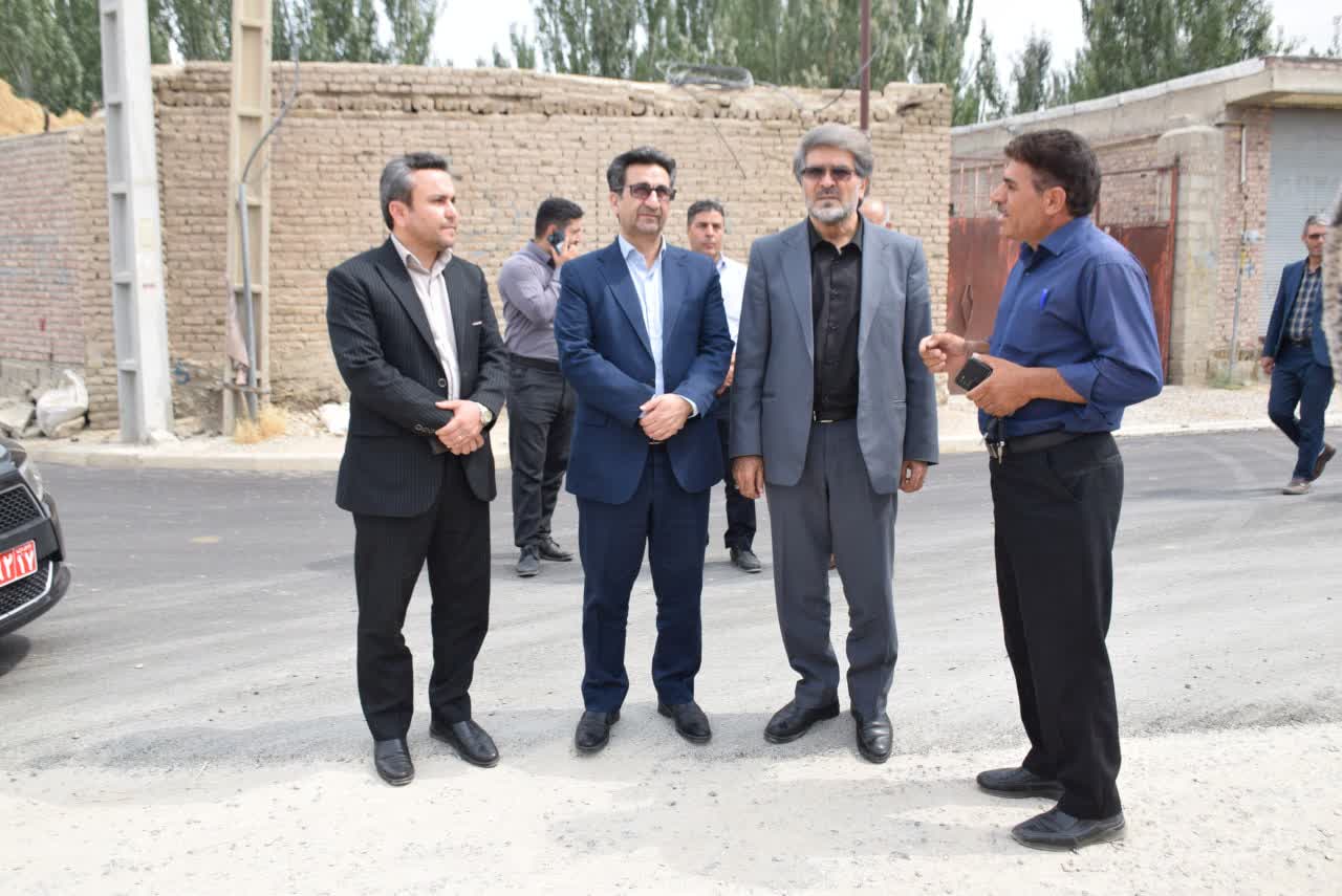 فرماندار ویژه میاندوآب ونماینده مردم شریف شهرستانهای میاندوآب، باروق و چهاربرج به منظور بررسی روند اجرای پروژههای عمرانی، از پروژه آسفالت ریزی معابر روستای یاریجان علیا بازدید کردند