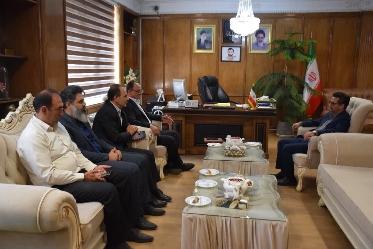 مدیر امور مالیاتی میاندوآب همراه با جمعی از معاونان و مسئولان واحدهای این نهاد با حضور در دفتر فرماندار،گزارشی از وضعیت موجود و عملکرد حوزه مالیات شهرستان ارائه نمود