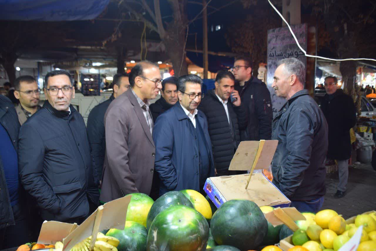 فرماندار میاندوآب با حضور در هسته مرکزی شهر و نمایشگاه بین المللی، وضعیت عرضه و قیمت کالاهای تنظیم بازاری و اقلام خوراکی ویژه شب یلدا را به‌صورت میدانی مورد بررسی قرار داد