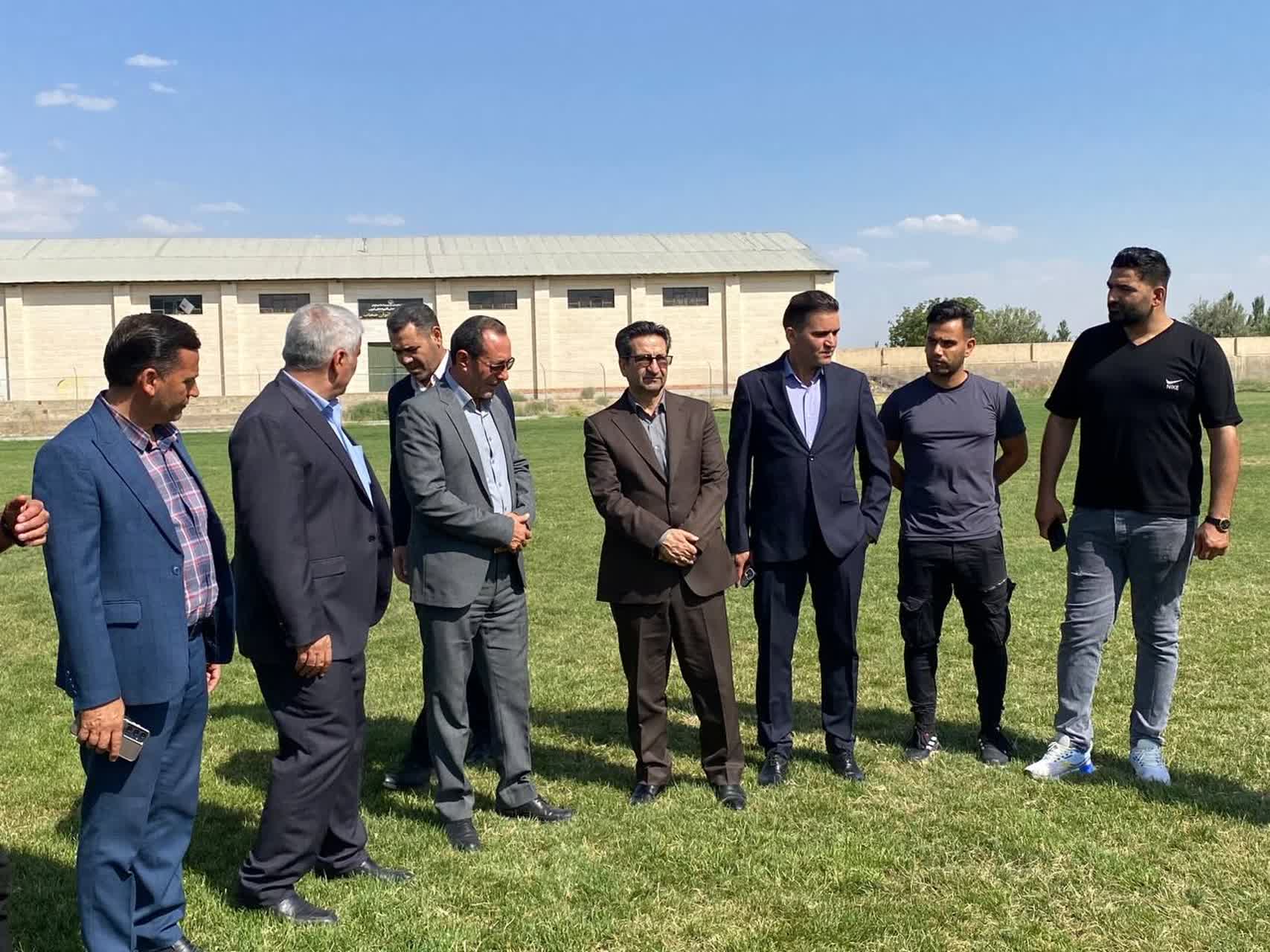 بازدید فرماندار میاندوآب از زمین چمن ورزشگاه آزادی