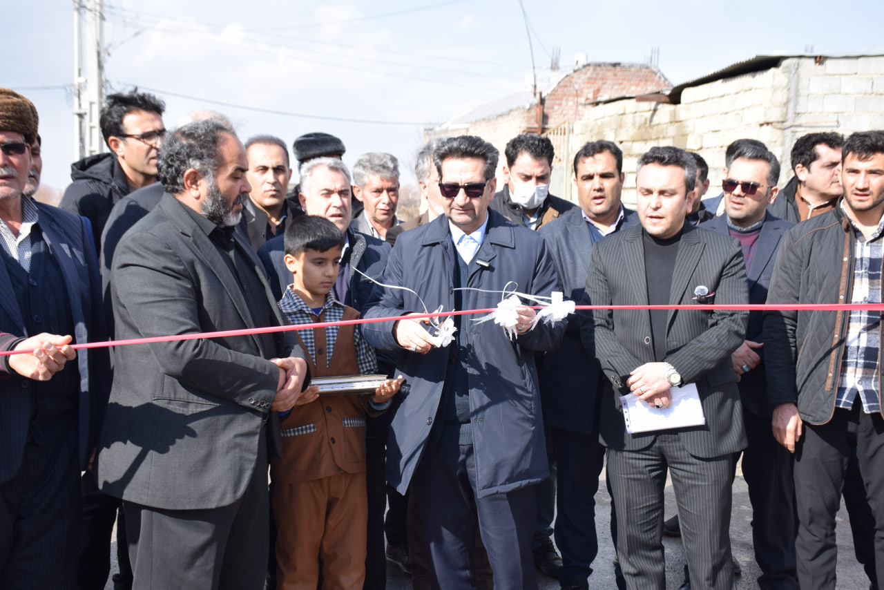 در سومین روز از ایام گرامیداشت دهه فجر، 6 پروژه اجرای طرح هادی و آسفالت معابر روستایی بصورت نمادین در روستای در ارمناک علیا از توابع بخش مرکزی میاندوآب افتتاح و مورد بهره برداری قرار گرفت