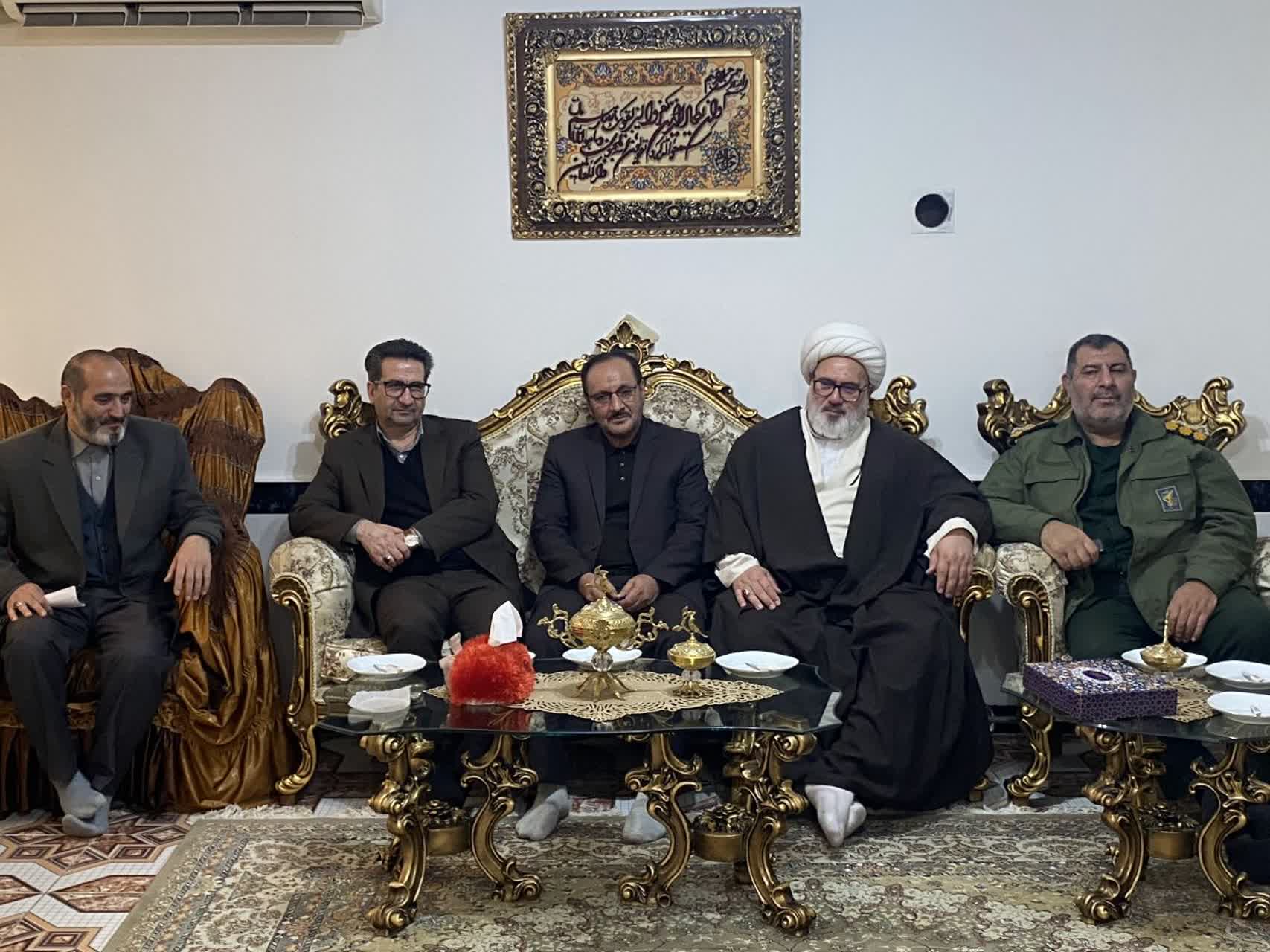 فرماندار ویژه میاندوآب به مناسبت گرامیداشت سالروز ولادت حضرت ابوالفضل العباس(ع) و روز جانباز با حضور در منزل جانبازان سرافراز" ایوب حسین پور"از صبر و بردباری این جانباز سرافراز تجلیل کرد.