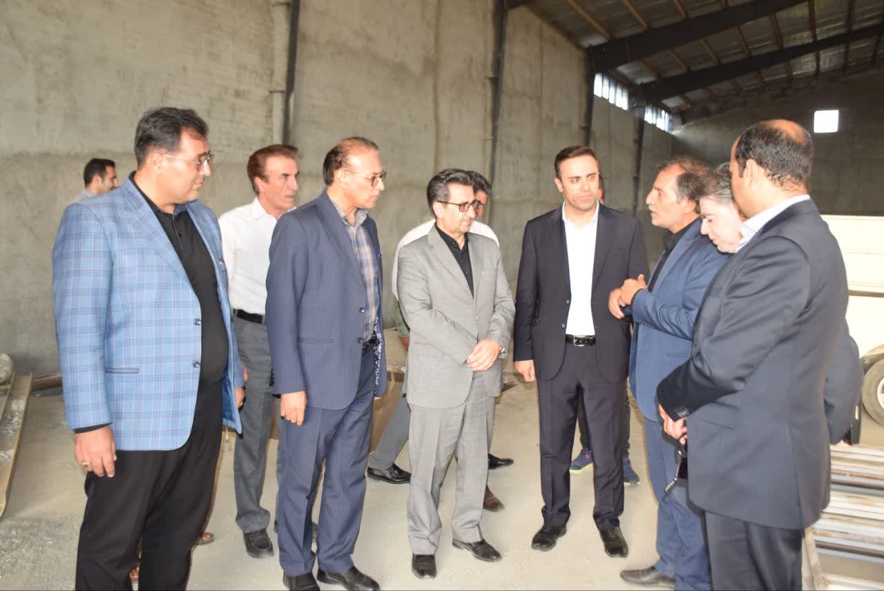 امیر تیموری، معاون استاندار و فرماندار ویژه میاندوآب بمنظور حمایت و رفع موانع تولید، از کارخانه چینه زرین طلا بازدید و موانع راه اندازی این واحد تولیدی را مورد بررسی قرار داد