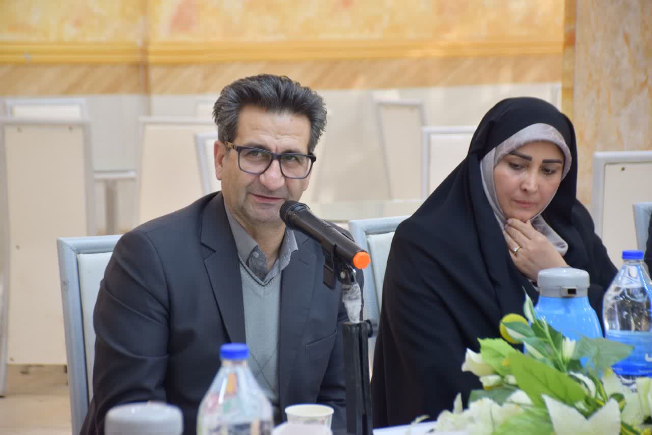 عملکرد آموزش و پرورش نباید محدود به کتب درسی باشد، در کنار آموزش باید توجه ویژه ای نیز به تربیت و سلامت جسمی و روحی دانش آموزان داشت