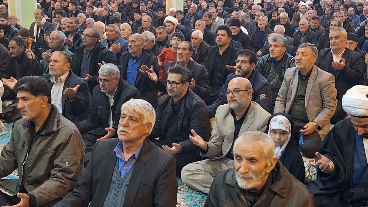 امیر تیموری، معاون استاندار و فرماندار ویژه میاندوآب در اولین نماز جمعه سال جدید  حضور یافت