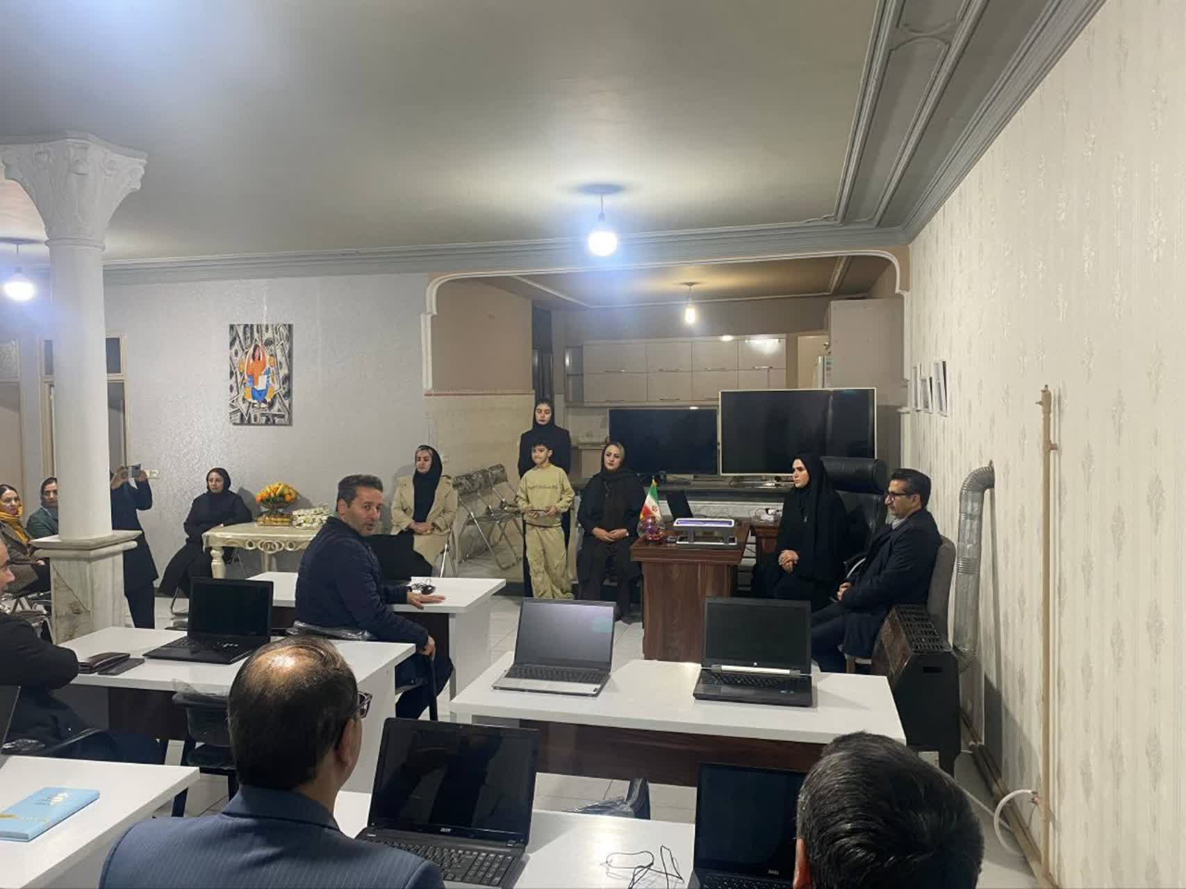 معاون استاندار و فرماندار ویژه میاندوآب از اولین آموزشگاه تخصصی ارزهای دیجیتال شهرستان بازدید کرد