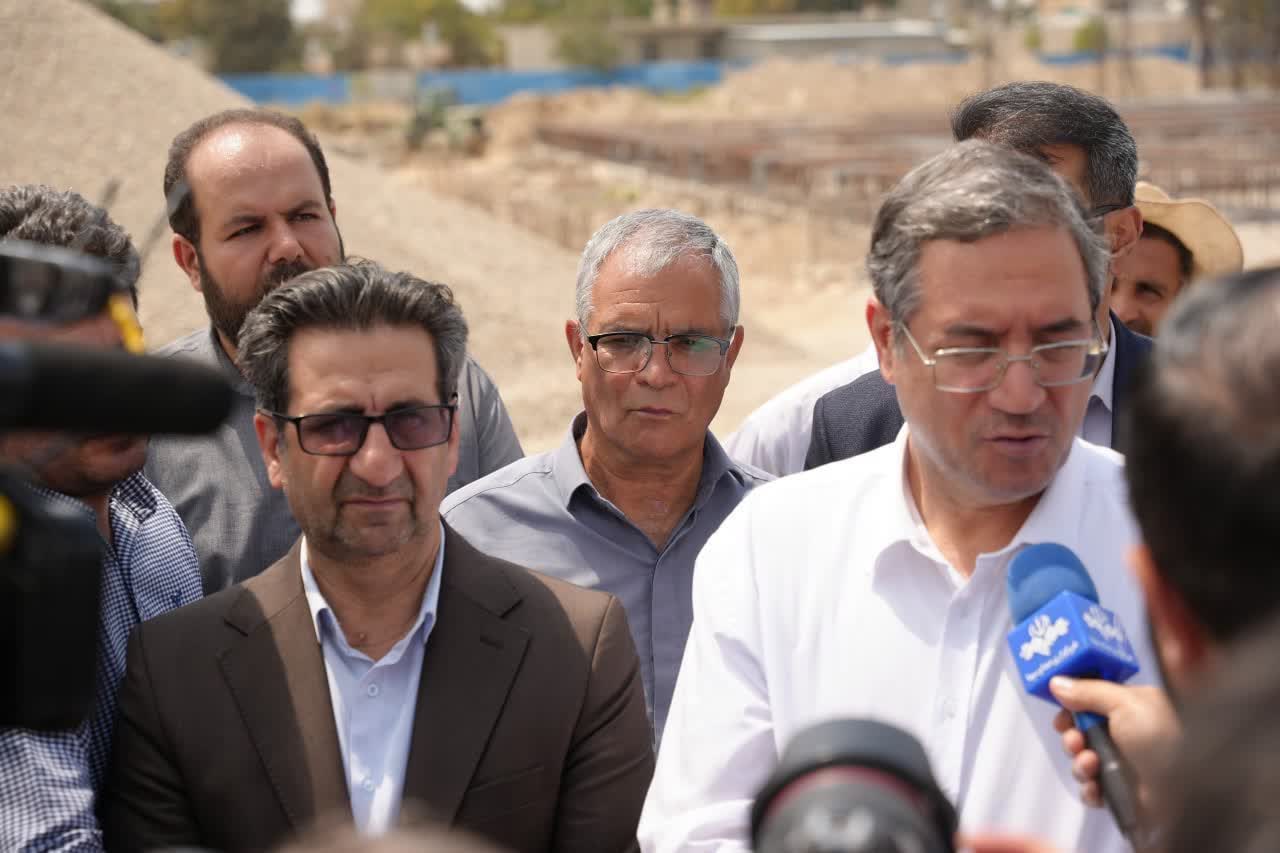 رضا رحمانی استاندار آذربایجانغربی همراه با امیر تیموری، معاون استاندار و فرماندار ویژه میاندوآب از پروژه بیمارستان 350 تختخوابی این شهرستان بازدید کرد.