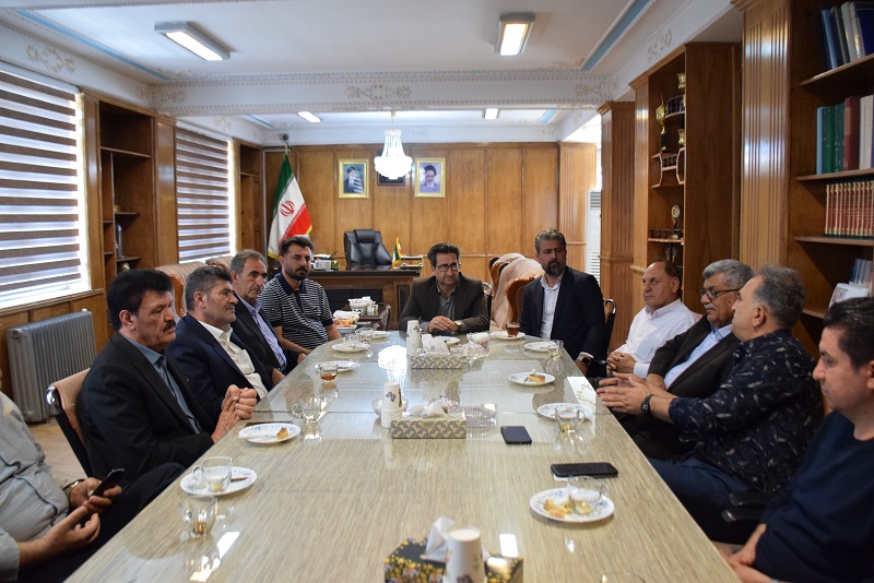 جمعی از فعالان اقتصادی و مدیران واحدهای تولیدی و صنعتی ضمن دیدار با امیر تیموری، معاون استاندار و فرماندار ویژه میاندوآب، مشکلات مربوط به حوزه های اقتصادی، تولید و سرمایه‌گذاری شهرستان را مطرح کردند