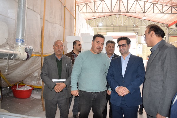 فرماندار ویژه میاندوآب به همراه معاونت برنامه ریزی و توسعه فرمانداری و رییس صنعت، معدن و تجارت شهرستان با هدف تسهیل و رفع موانع تولید از واحد تولید یونولیت و فوم سقفی بازدید کرد