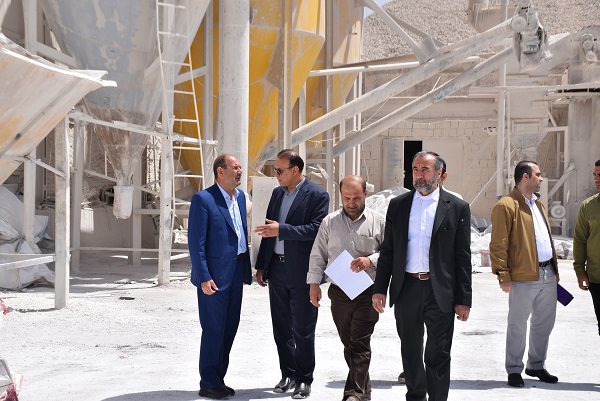 بازدید فرماندار میاندوآب از شرکت اکسید سنگ آتا