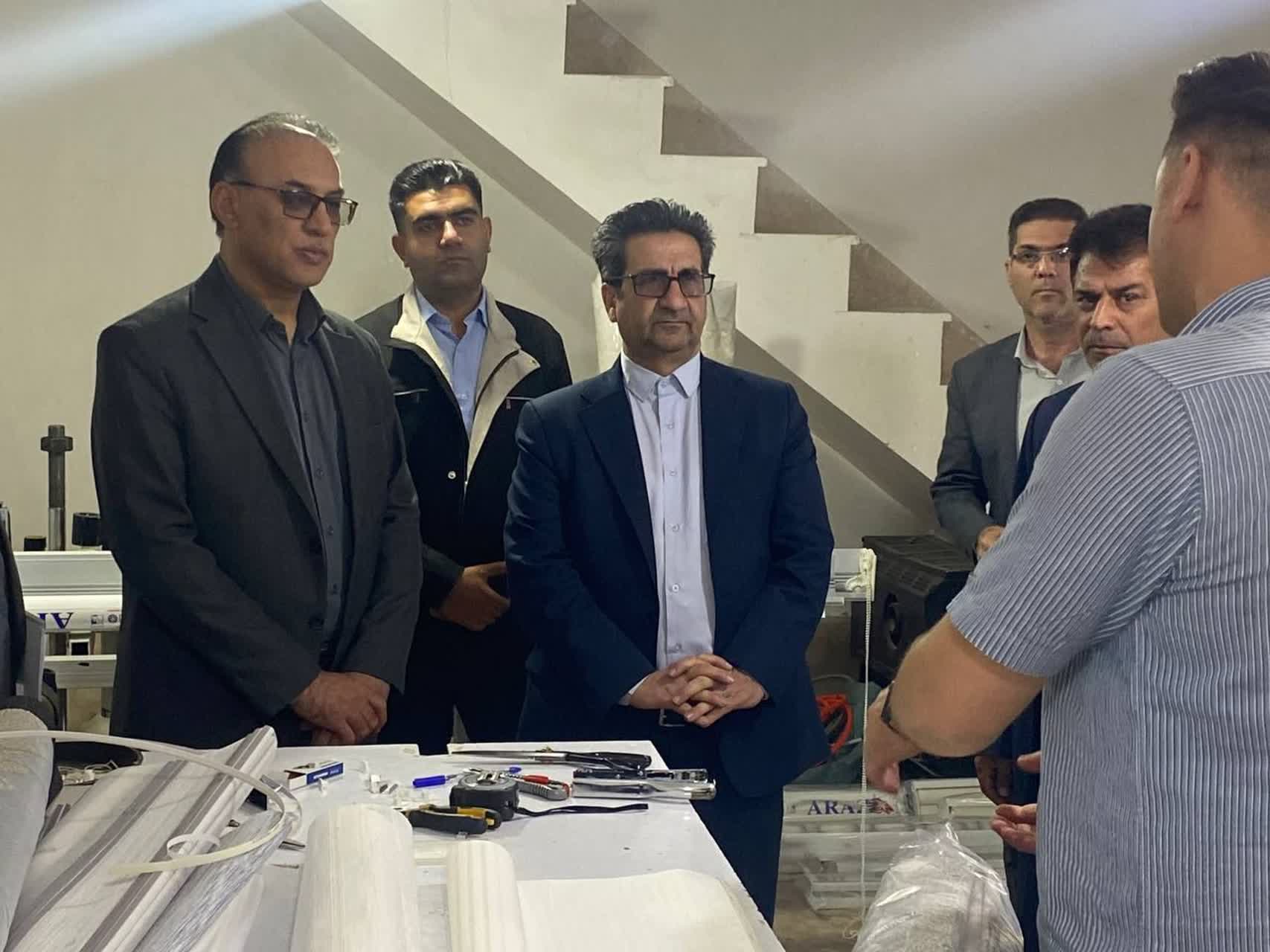 فرماندار ویژه میاندوآب، بمنظور حمایت و رفع موانع تولید، از واحد تولید انواع پرده های توری، پرده ای و کرکره ای بازدید و مشکلات این واحد تولیدی را مورد بررسی قرار داد