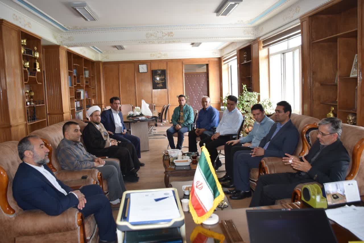 ممشکلات تأمین سوخت خودروهای سنگین شهرستان میاندوآب با حضور فرماندار بررسی شد