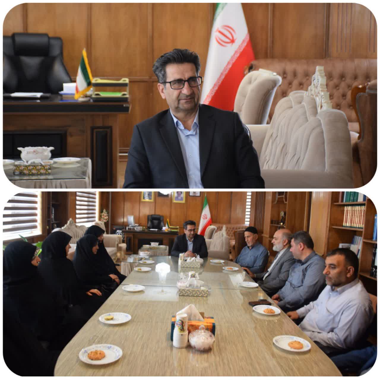 جمعی از اعضای هیئت مدیره، اساتید و مربیان موسسه مهد قرآن و عترت میاندوآب با حضور در دفتر فرماندار، گزارشی از اقدامات این موسسه قرآنی ارائه نمودند