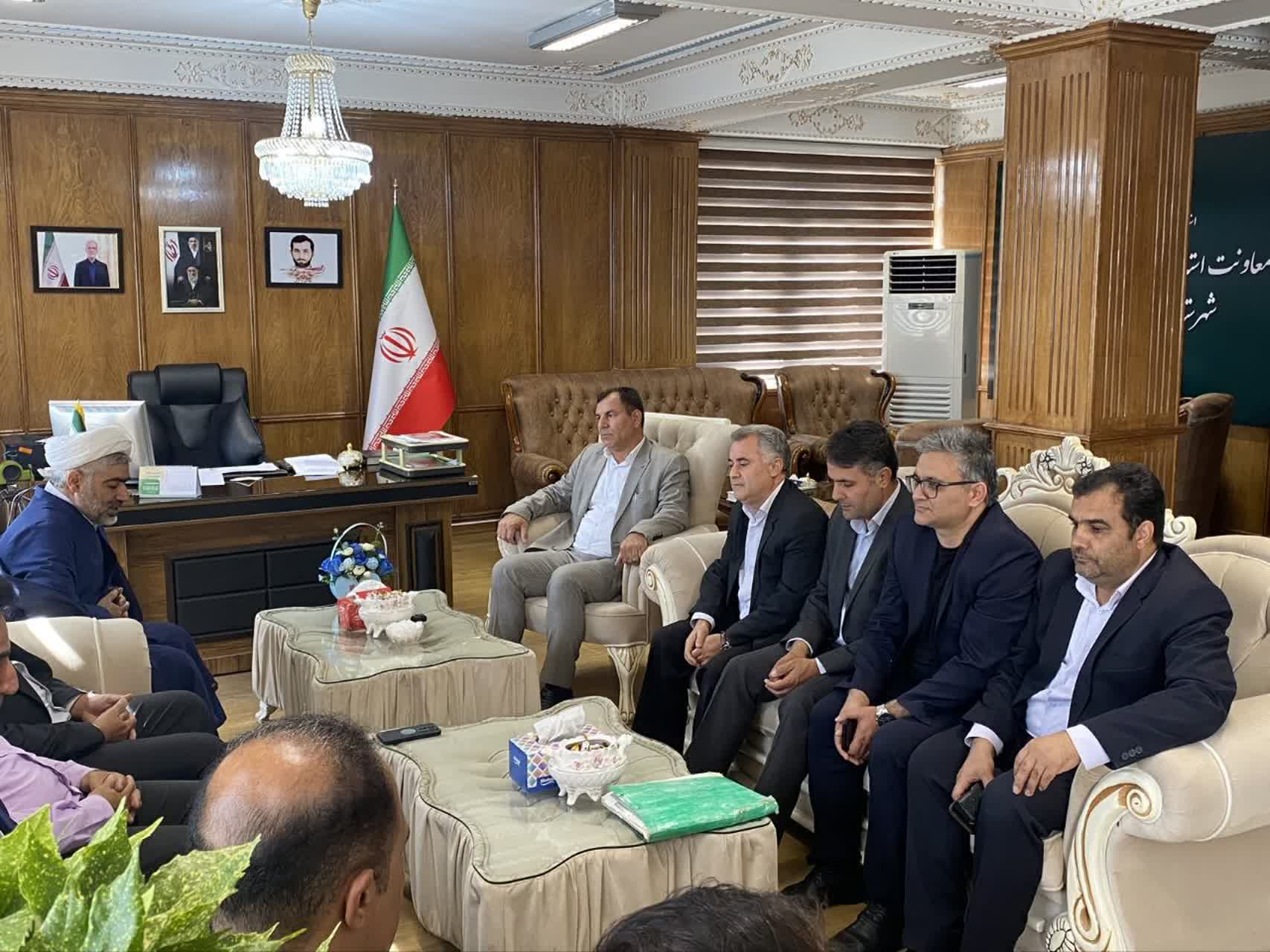 دیدار مدیر و جمعی از روسای ادارات تابعه و کارکنان جهاد کشاورزی شهرستان میاندوآب با فرماندار
