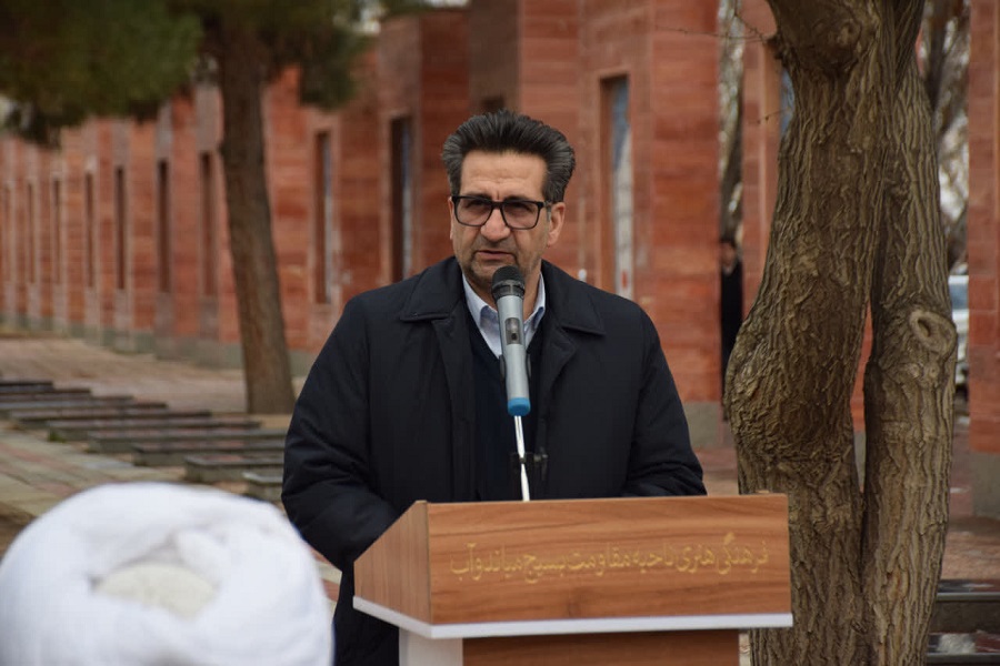 تجدید میثاق مسئولان شهرستان میاندوآب با شهدا در اولین روز از ایام گرامیداشت دهه فجر