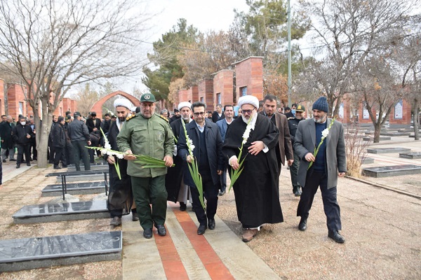 تجدید میثاق مسئولان شهرستان میاندوآب با شهدا در اولین روز از ایام گرامیداشت دهه فجر