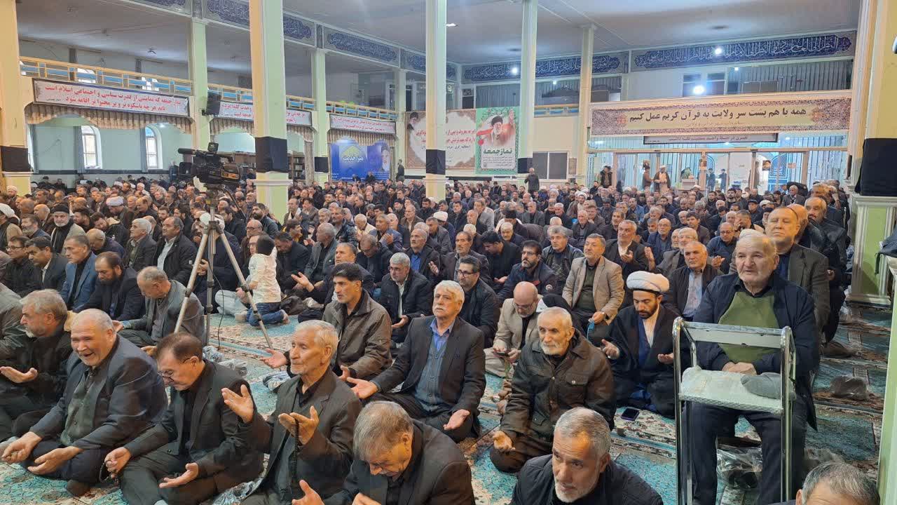 امیر تیموری، معاون استاندار و فرماندار ویژه میاندوآب در اولین نماز جمعه سال جدید  حضور یافت