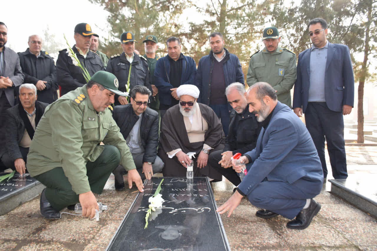 عطرافشانی و گلباران گلزار شهدای میاندوآب به مناسبت گرامیداشت هفته بسیج