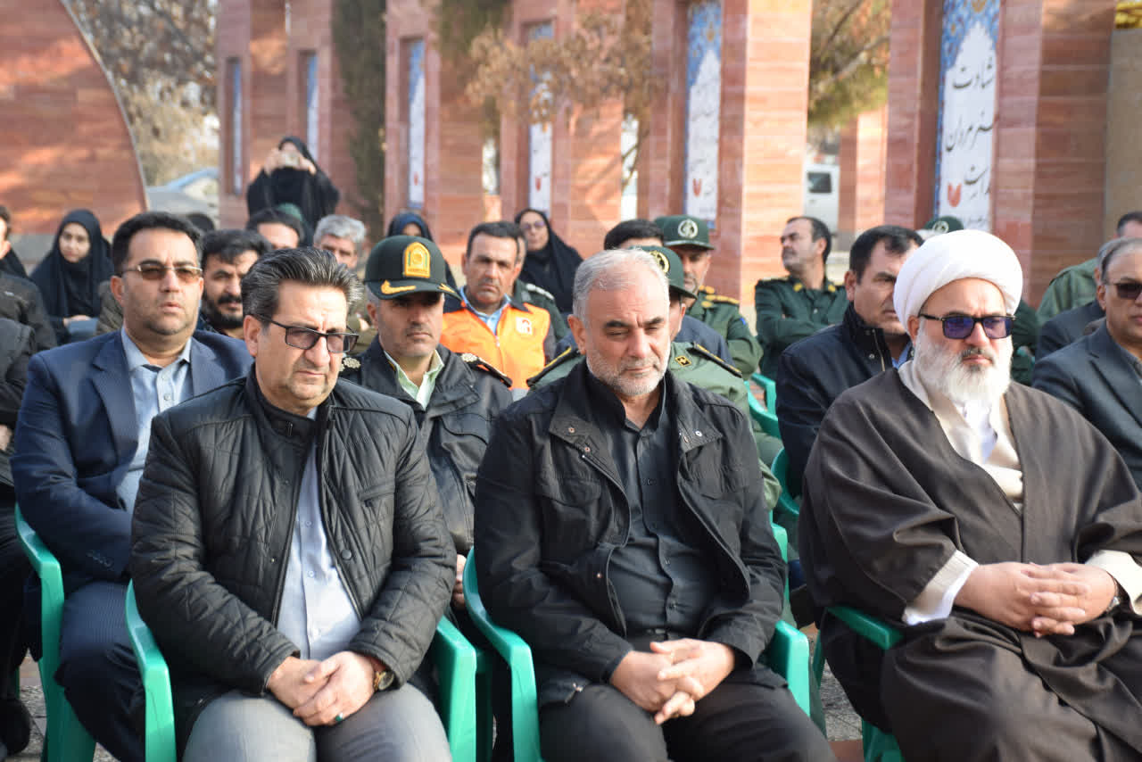 عطرافشانی و گلباران گلزار شهدای میاندوآب به مناسبت گرامیداشت هفته بسیج