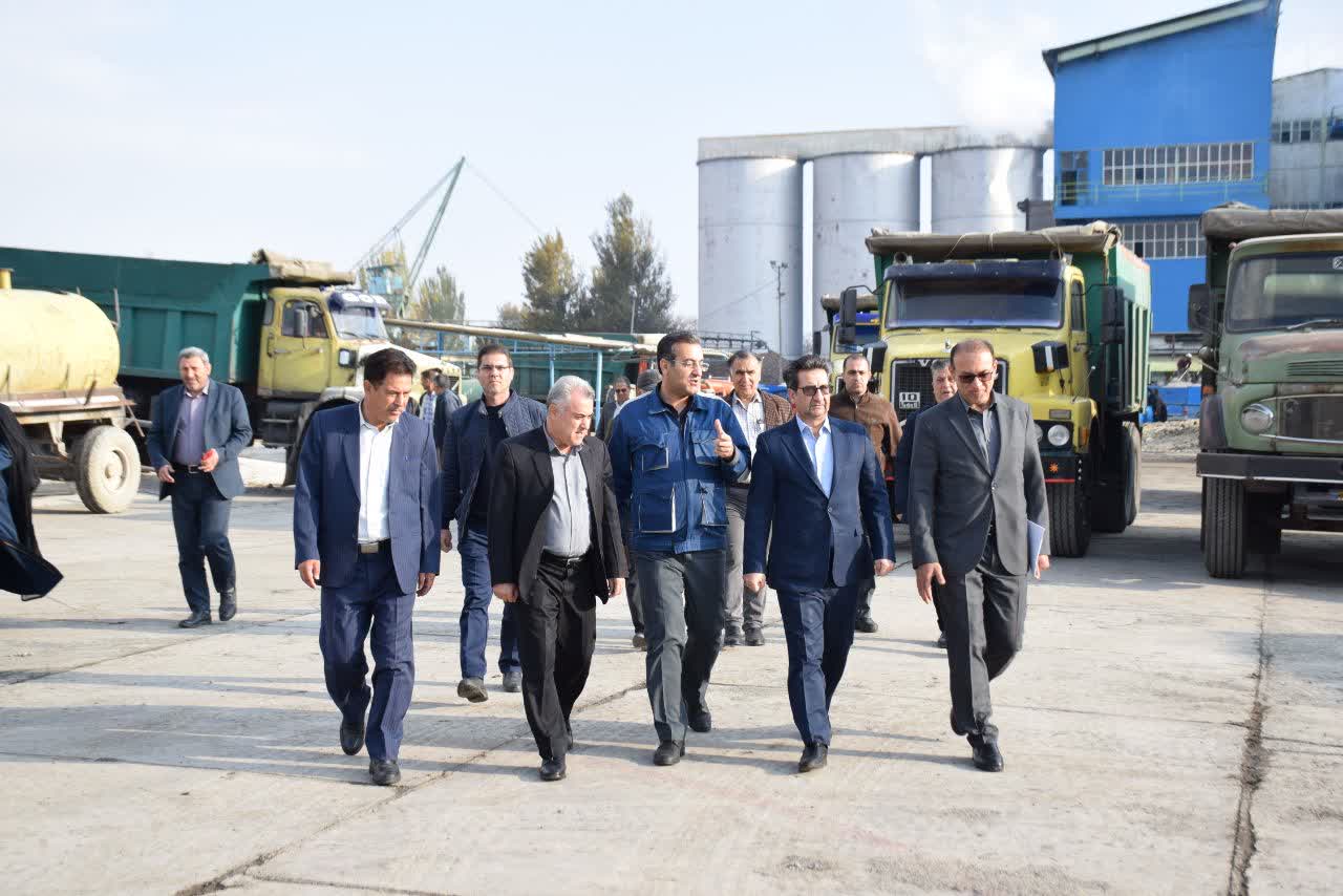 معاون استاندار و فرماندار ویژه میاندوآب به منظور بررسی روند خریداری و عیار سنجی چغندرقند، خط تولید ونحوه عرضه محصول به بازار مصرف از کارخانه قند پانیذفام بازدید کرد