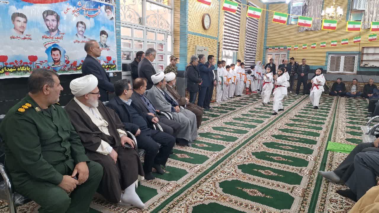 مراسم جشن  انقلاب و میز خدمت محله محور با حضورفرماندار ویژه میاندوآب، در مسجد امام حسین(ع) روستای شبیلو برگزار شد