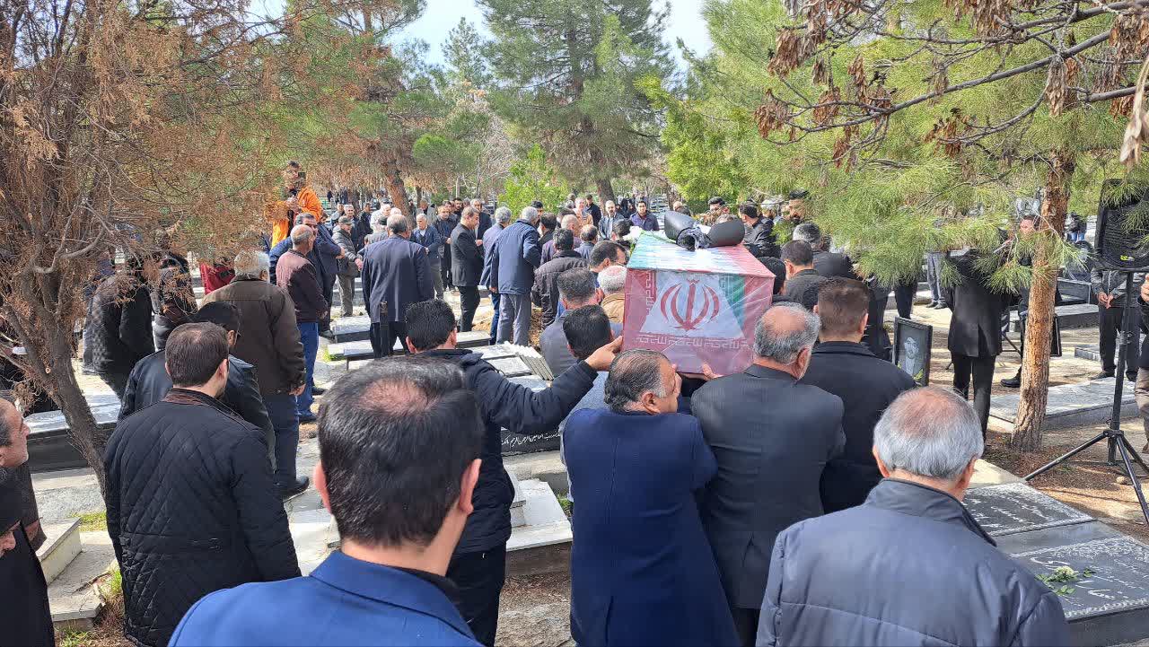 پیکر مطهر شهید حاج بهروز نیک پور با حضور بی نظیر و با شکوه مردم انقلابی و شهیدپرور میاندوآب تشییع شد