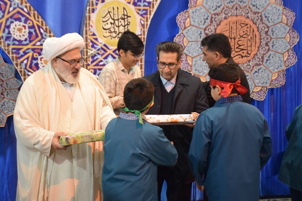 همایش معنوی "قرآن؛ نقشه راه انقلاب تا ظهور" با هدف انس با قرآن، تقویت وحدت ملی و محکومیت هتک حرمت به ساحت مقدس این کتاب آسمانی در مصلای امام خمینی (ره) میاندوآب برگزار شد