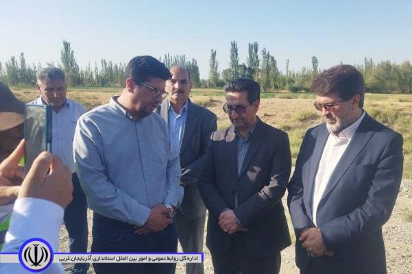 فرماندار ویژه میاندوآب همراه با علی احمدی، نماینده مردم شریف شهرستانهای میاندوآب، باروق و چهاربرج در مجلس شورای اسلامی از روند اجرای پروژه ساماندهی ورودی شهر بکتاش بازدید کرد