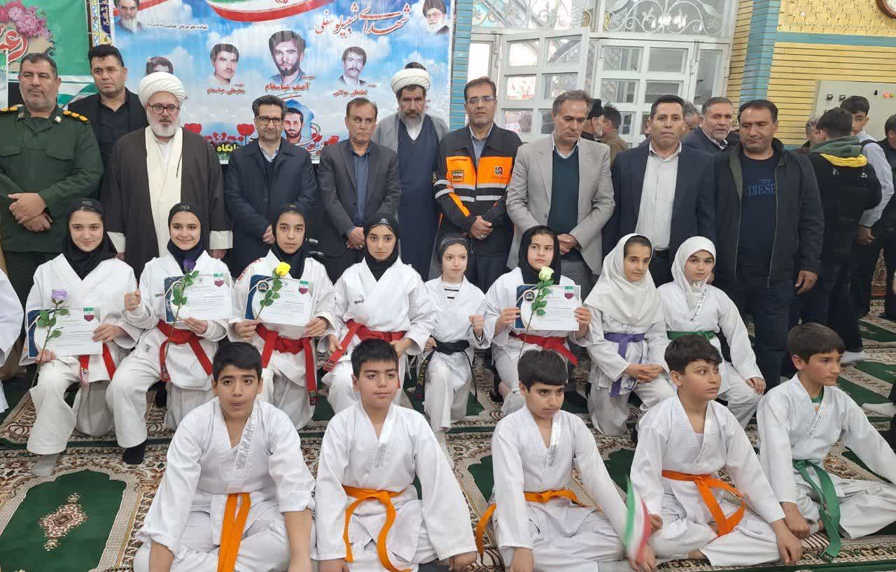 مراسم جشن  انقلاب و میز خدمت محله محور با حضورفرماندار ویژه میاندوآب، در مسجد امام حسین(ع) روستای شبیلو برگزار شد