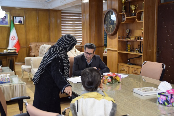 امیر تیموری، معاون استاندار و فرماندار ویژه میاندوآب در ادامه دیدارهای مردمی خود صبح امروز با شماری از شهروندان به صورت چهره‌به‌چهره دیدار و گفتگو کرد.