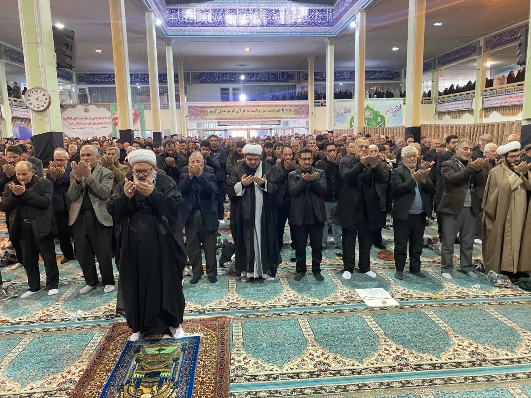 امیر تیموری، معاون استاندار و فرماندار ویژه میاندوآب در آخرین نماز جمعه ماه مبارک رمضان  حضور یافت