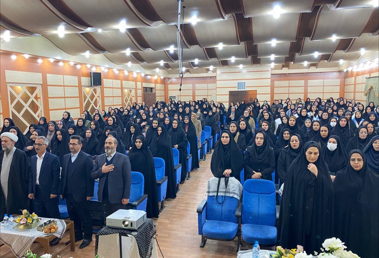 همزمان با هفته زن و ایام گرامیداشت زاد روز حضرت فاطمه(س) یادواره زنان شهیده شهرستان میاندوآب به منظور تجلیل از  مادران و همسران شهدای والامقام در سالن آمفی تئاتر فرمانداری برگزار شد+تصاویر