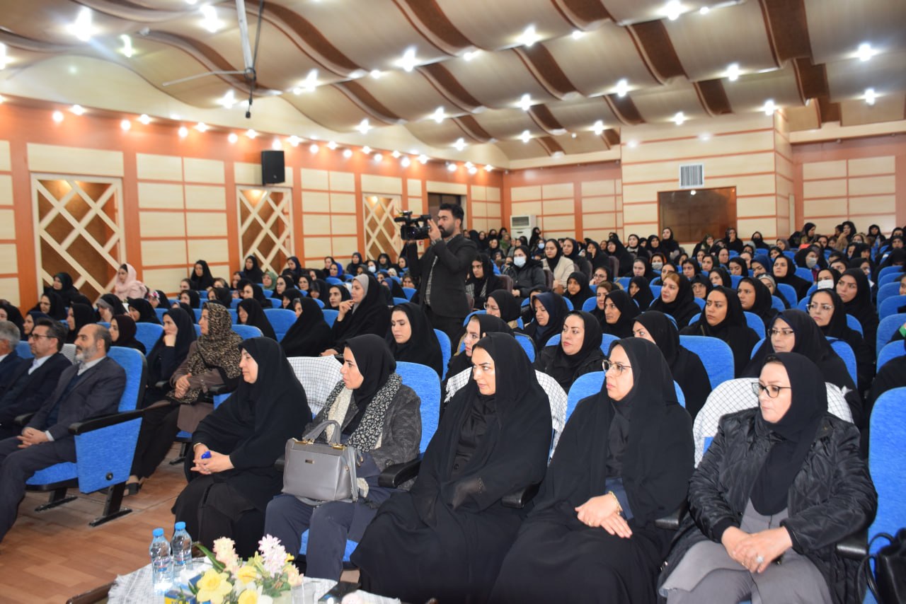 همزمان با هفته زن و ایام گرامیداشت زاد روز حضرت فاطمه(س) یادواره زنان شهیده شهرستان میاندوآب به منظور تجلیل از  مادران و همسران شهدای والامقام در سالن آمفی تئاتر فرمانداری برگزار شد+تصاویر