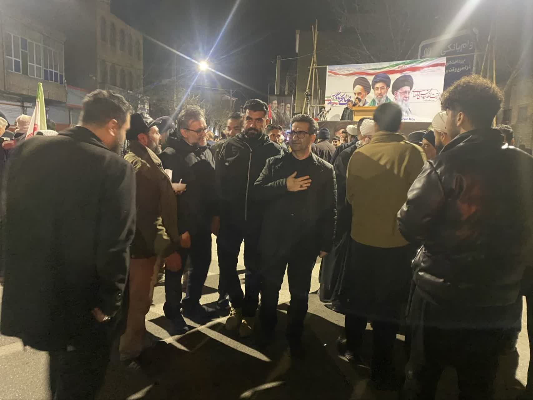 حضور فرماندار  و امام جمعه میاندوآب‌ در میان جوانان انقلابی و بسیجی