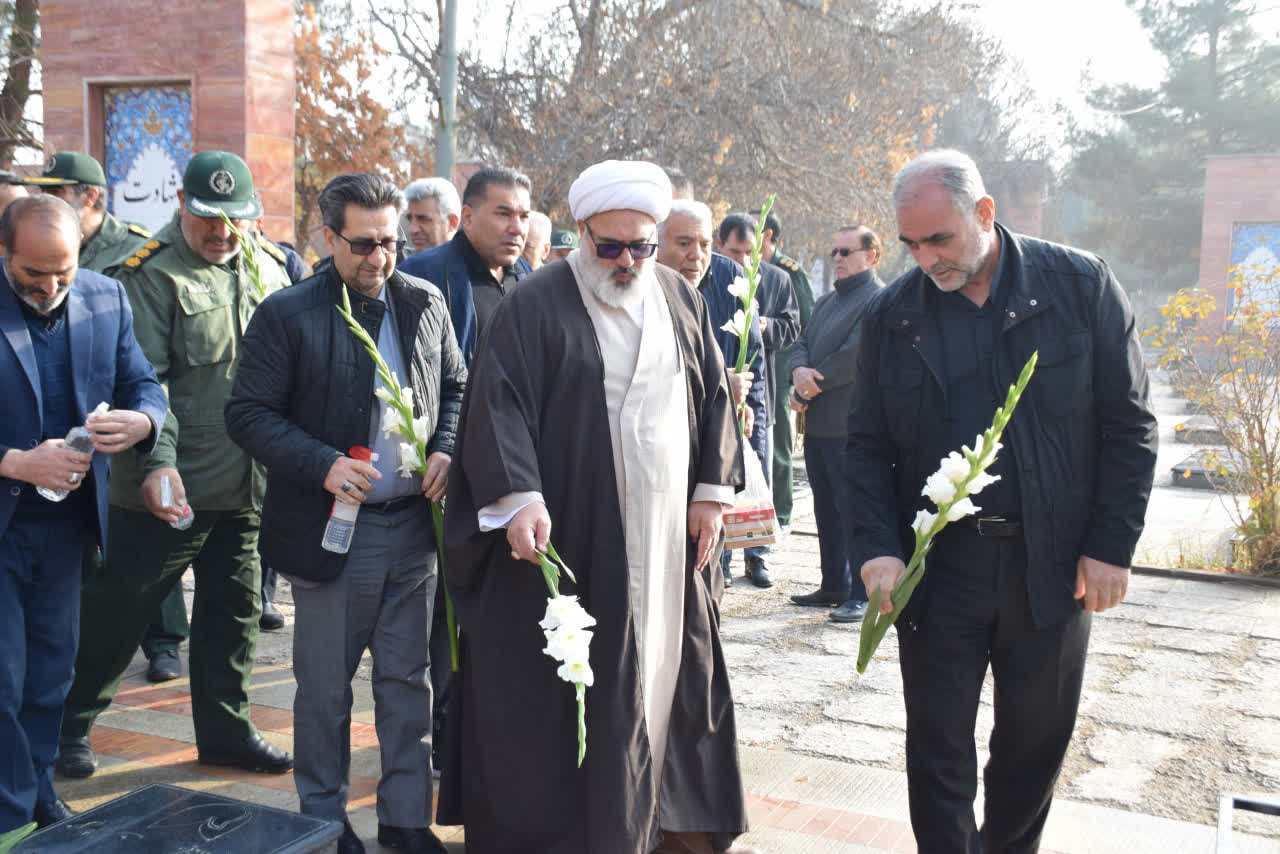 عطرافشانی و گلباران گلزار شهدای میاندوآب به مناسبت گرامیداشت هفته بسیج