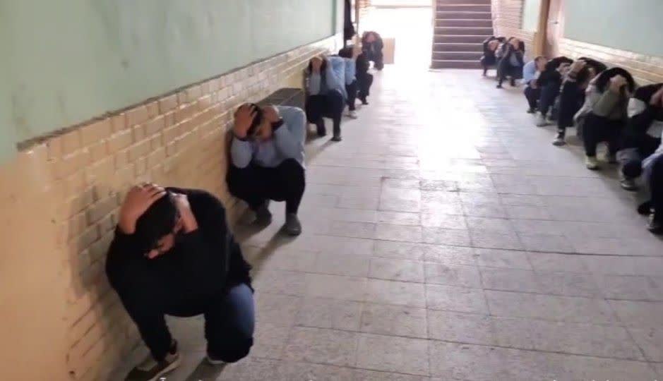 مانور سراسری زلزله به صورت نمادین در دبیرستان شهید فروغی میاندوآب با حضور رسول ملکی، معاون هماهنگی امور عمرانی فرماندار و جمعی از مسئولان شهرستان برگزار شد