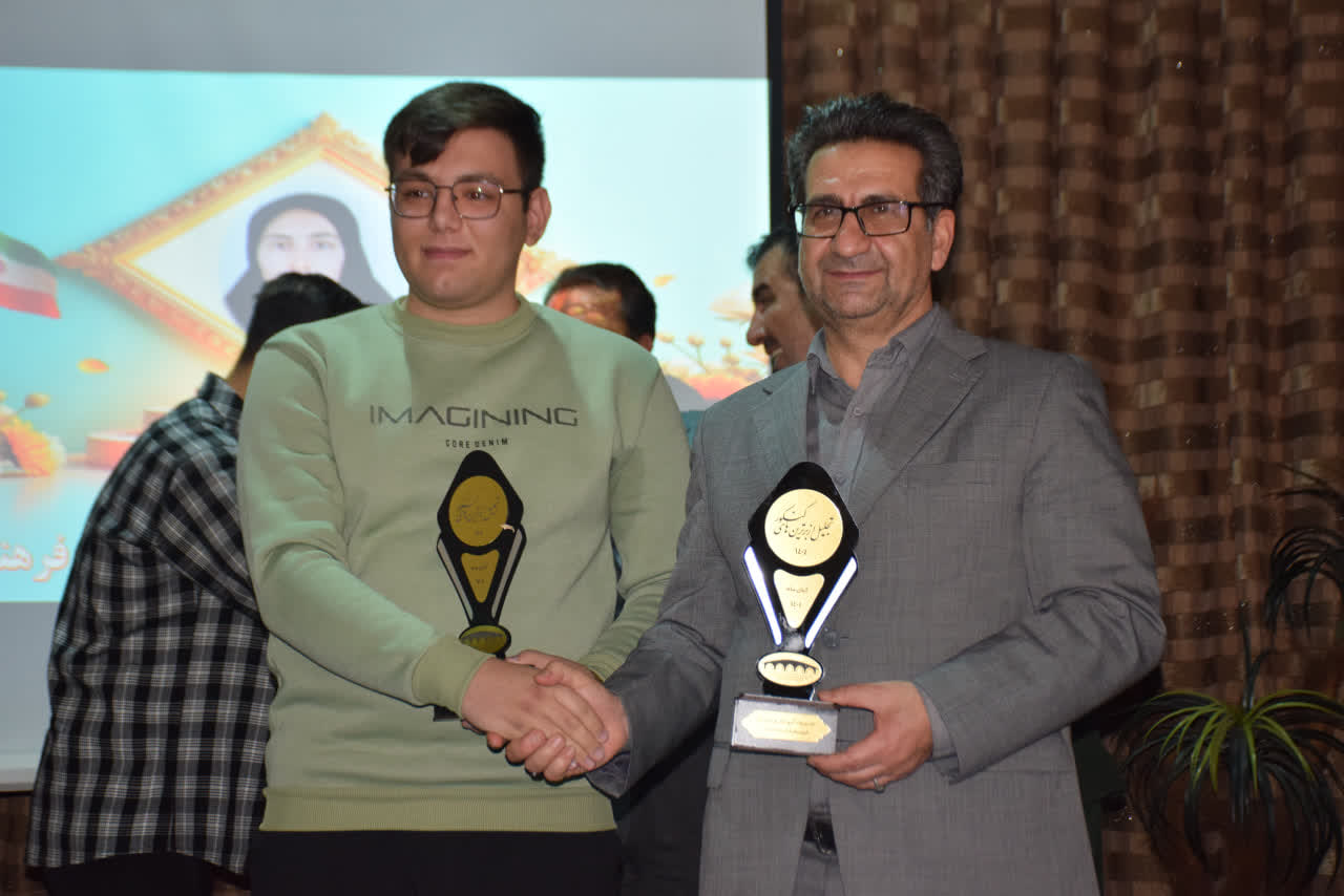 تجلیل از رتبه‌های برتر کنکور سراسری در میاندوآب +تصاویر