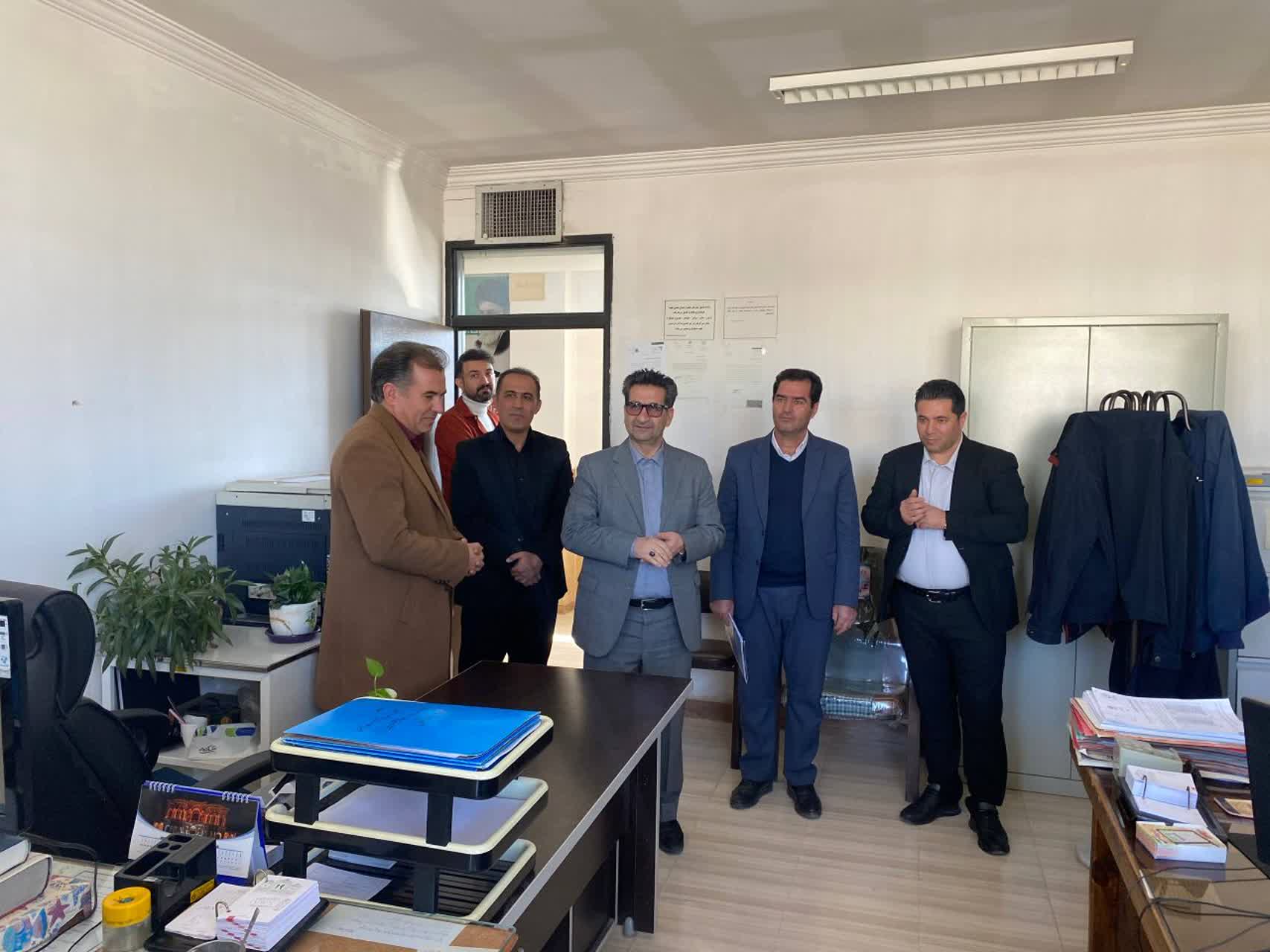 فرماندار میاندوآب باهدف ارزیابی عملکرد، نحوه خدمات رسانی و تکریم ارباب رجوع بصورت سرزده از اداره تعاون روستایی بازدید کرد