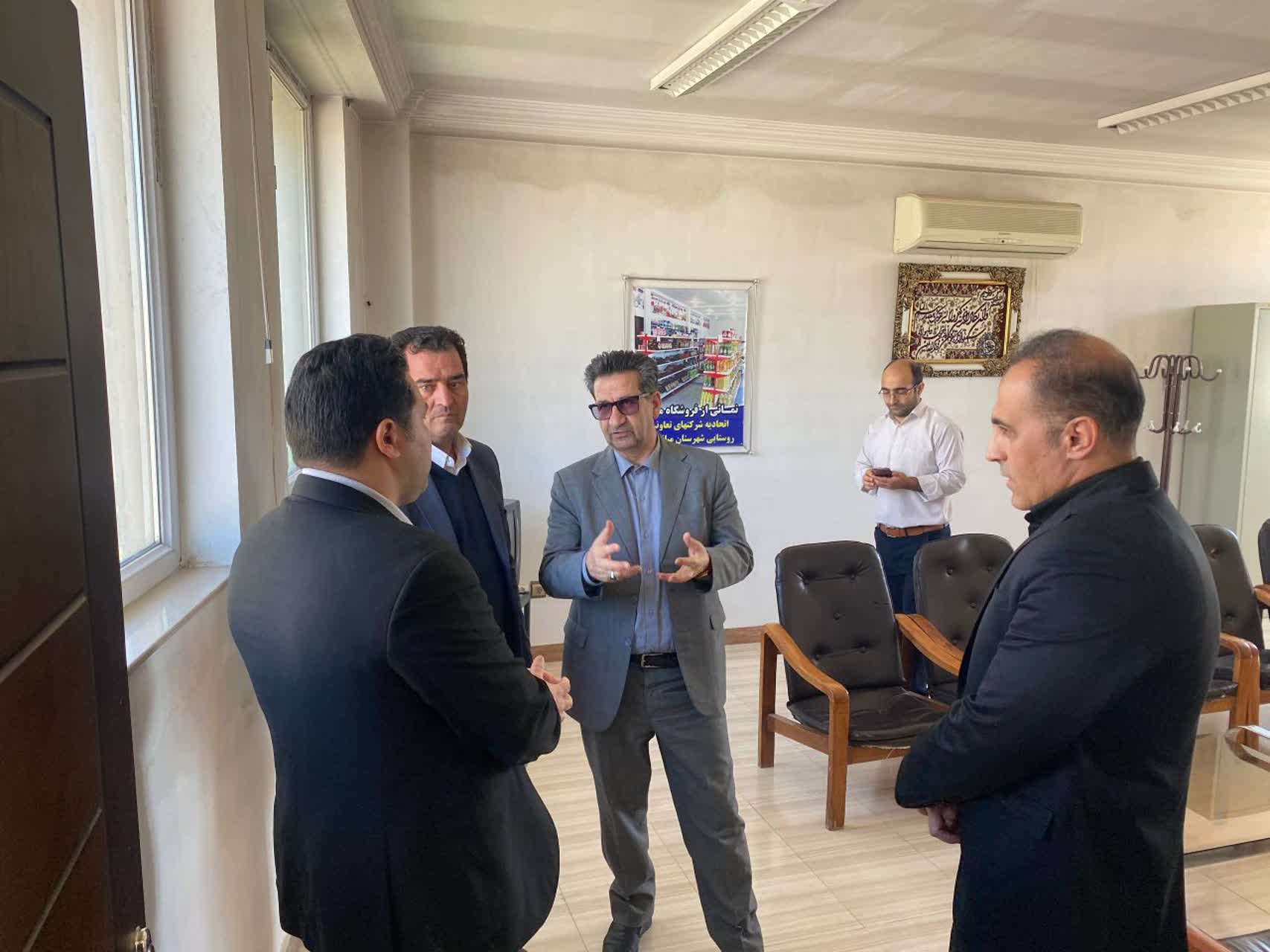 فرماندار میاندوآب باهدف ارزیابی عملکرد، نحوه خدمات رسانی و تکریم ارباب رجوع بصورت سرزده از اداره تعاون روستایی بازدید کرد