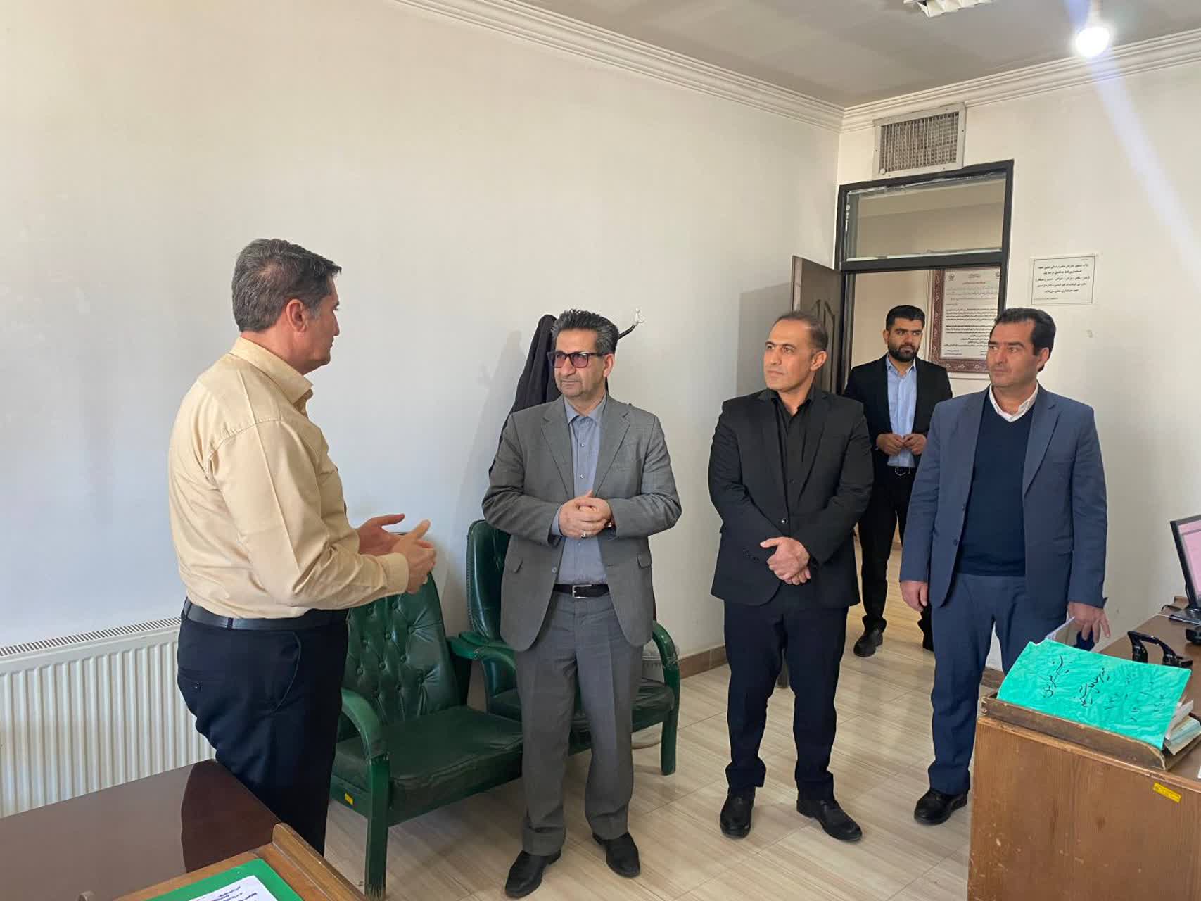 فرماندار میاندوآب باهدف ارزیابی عملکرد، نحوه خدمات رسانی و تکریم ارباب رجوع بصورت سرزده از اداره تعاون روستایی بازدید کرد