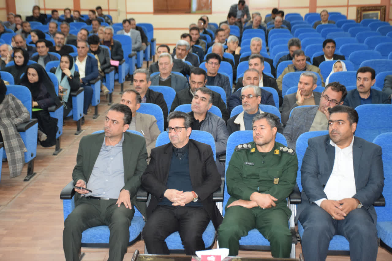 همایش گرامیداشت روز جهانی خاک در شهرستان میاندوآب با حضور فرماندار و جمعی از مسئولان، کارشناسان و بهره‌برداران بخش کشاورزی در سالن آمفی تئاتر فرمانداری برگزار شد+تصاویر