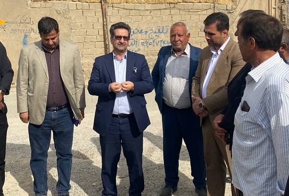 امیر تیموری، معاون استاندار و فرماندار ویژه میاندوآب به منظور بررسی روند اجرای پروژههای عمرانی، از پروژه آسفالت ریزی معابر روستای چلیک از توابع بخش للکلو بازدید کرد