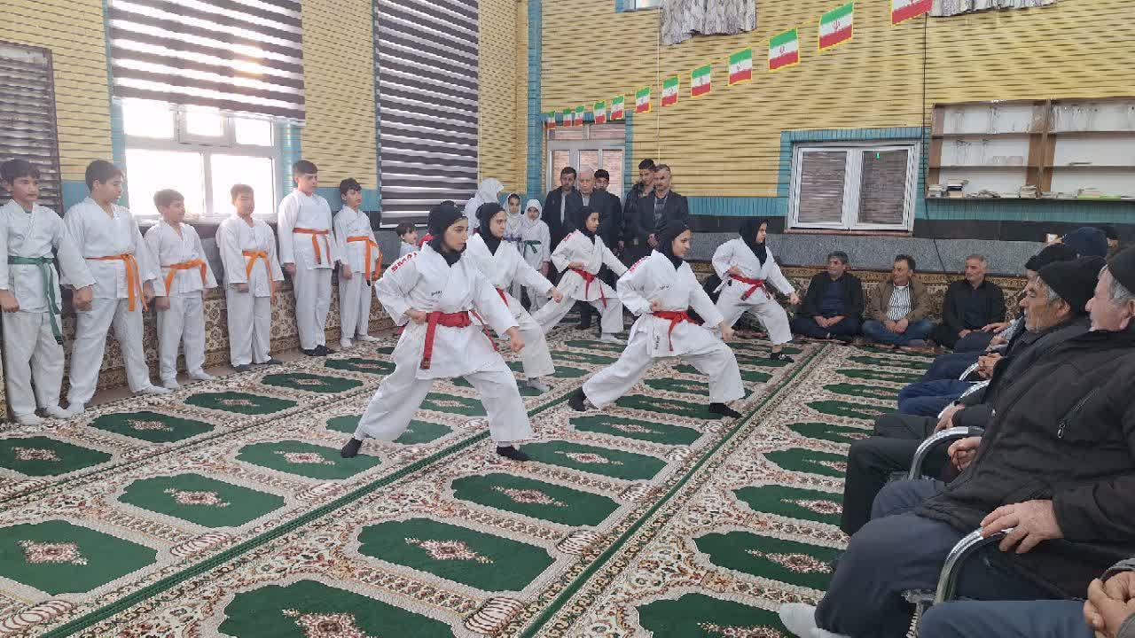 مراسم جشن  انقلاب و میز خدمت محله محور با حضورفرماندار ویژه میاندوآب، در مسجد امام حسین(ع) روستای شبیلو برگزار شد