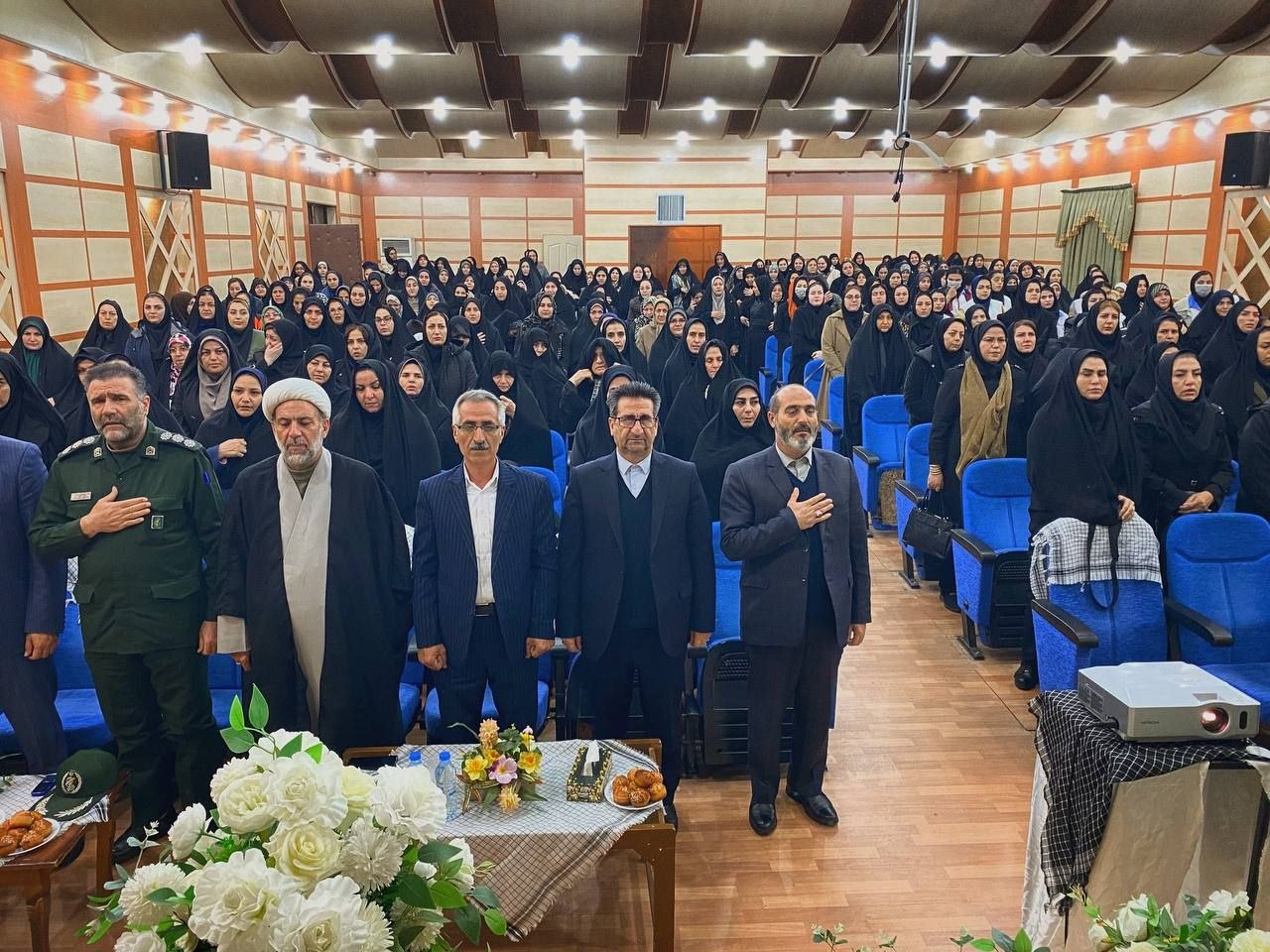 همزمان با هفته زن و ایام گرامیداشت زاد روز حضرت فاطمه(س) یادواره زنان شهیده شهرستان میاندوآب به منظور تجلیل از  مادران و همسران شهدای والامقام در سالن آمفی تئاتر فرمانداری برگزار شد+تصاویر