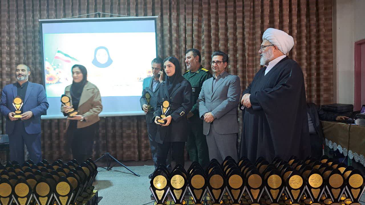 تجلیل از رتبه‌های برتر کنکور سراسری در میاندوآب +تصاویر