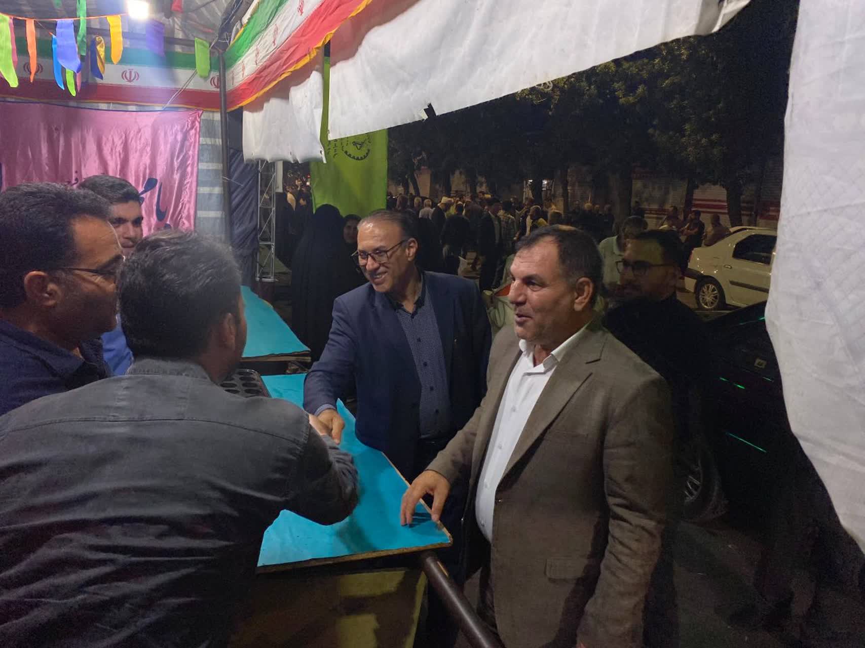 رسول ملکی،معاون استاندار و فرماندار ویژه میاندوآب ضمن حضور در  یکصدمین اجتماع شبانه، از موکب های ادارات شهرستان نیز بازدید کرد