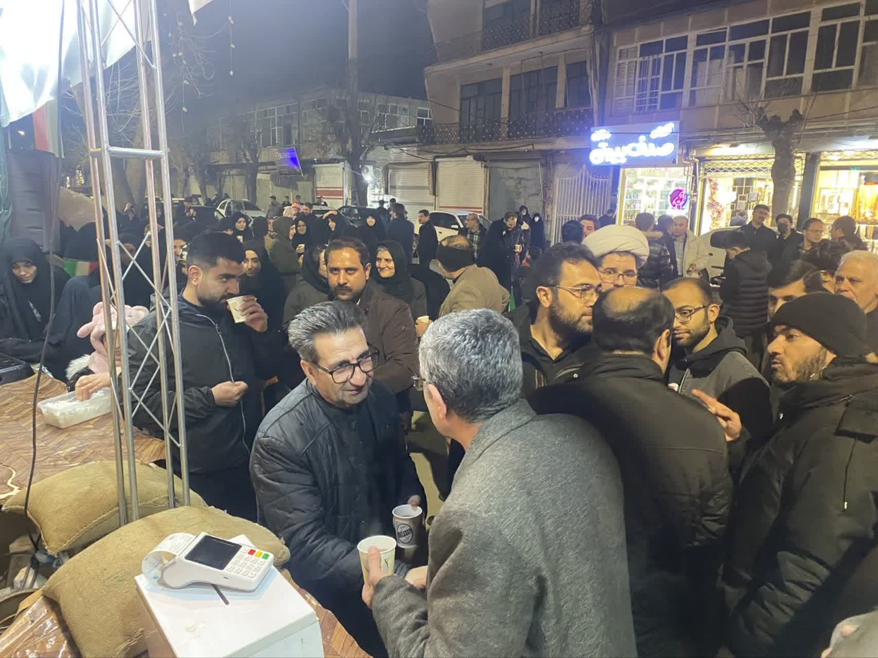 حضور فرماندار  و امام جمعه میاندوآب‌ در میان جوانان انقلابی و بسیجی