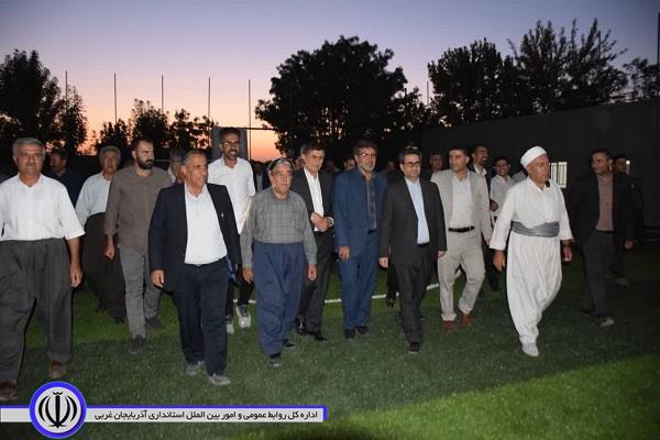 در آخرین روز از ایام گرامیداشت هفته دولت، 2 زمین چمن مصنوعی در مدارس روستایی میاندوآب با حضور معاونت توسعه مدیریت و منابع استاندار آذربایجانغربی،افتتاح و مورد بهره برداری قرار گرفت.